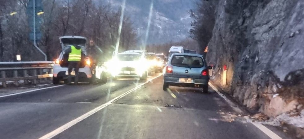 Perde il controllo dell’auto e sbatte contro la roccia: code lungo la Gardesana e disagi alla viabilità